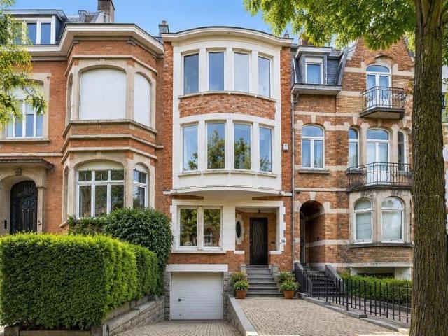 Character home – 6 beds, 285 m², garden & garage