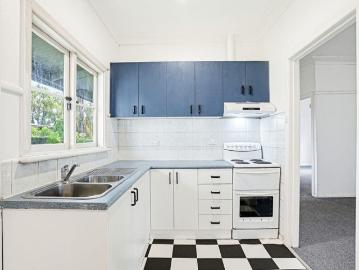 Character Home in Central Penrith Location