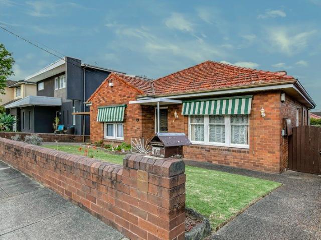 Character Home in Outstanding Bayside Cul De Sac