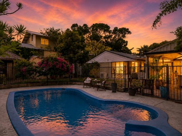 Character Home • Pool • Workshop • Walk to Beach • 768m2