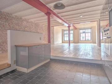 Character Loft Steps from Sainte Catherine