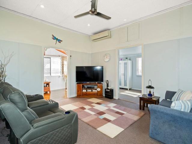 Character Meets Comfort: Updated Queenslander on 809 m²