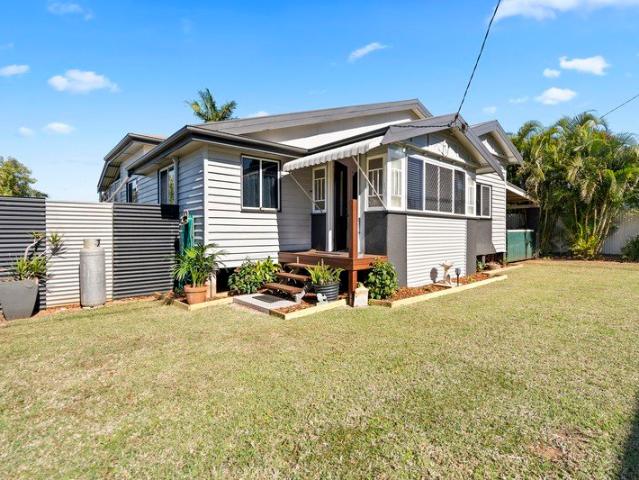 Character Meets Comfort: Updated Queenslander on 809 m²