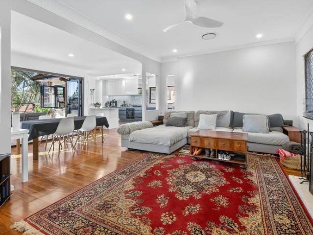 Character, Style & Comfort rolled into one fabulous solar powered property