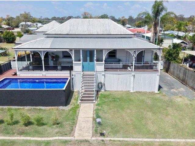 Character Queenslander Living with a Brand New Pool on 1,012m²