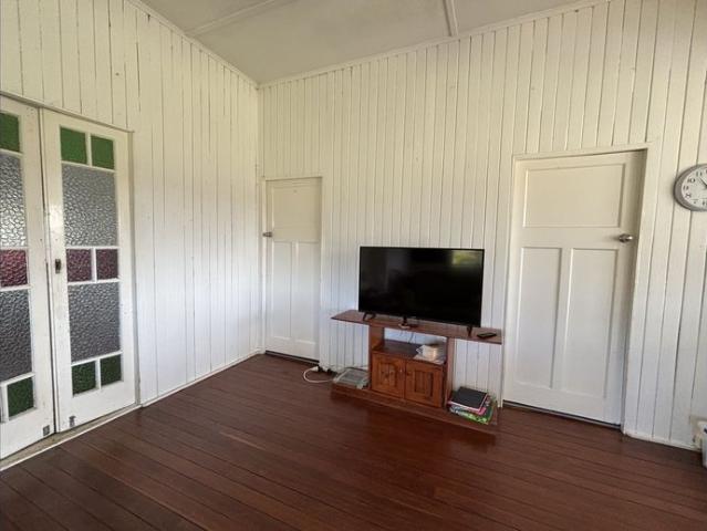 CHARACTER QUEENSLANDER w/ ELECTRICITY + GARDENING INC