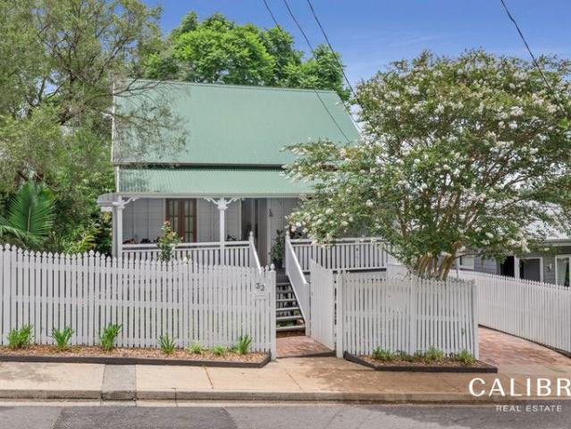 character queenslander with loft & entertainer's deck near the cbd