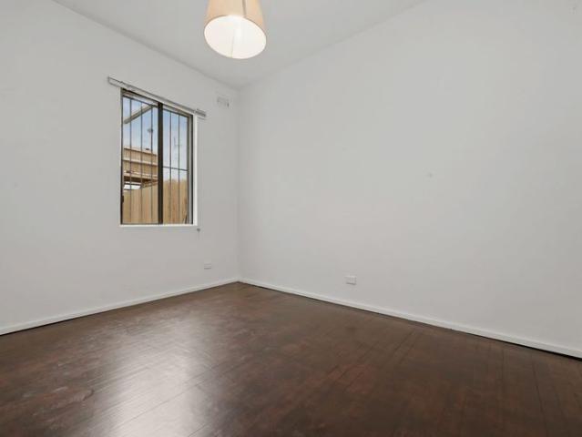 Character terrace flat with courtyard