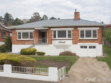 Character, views and a large 1,142m2 Riverside block
