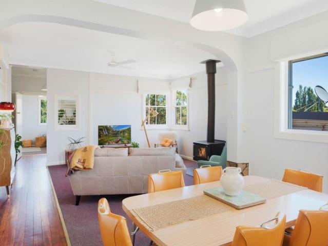CHARACTER, VIEWS & WALK TO TOWN CONVENIENCE