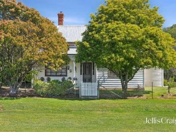 Characterful country living on a generous 2279 sqm in prime location