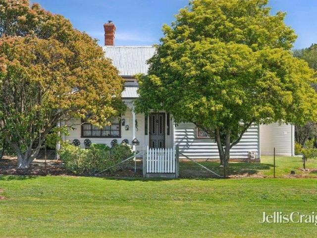 Characterful country living on a generous 2279 sqm in prime location