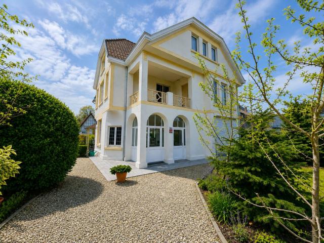 Characterful residence in the town centre with garden!