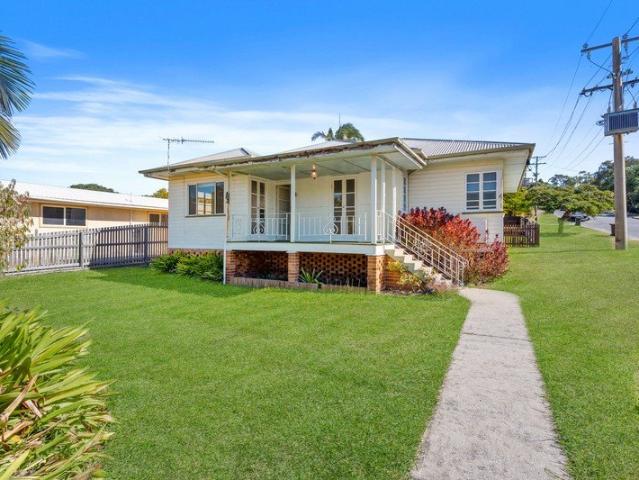CHARACTERISTIC HOME IN CENTRAL LOCATION + 2 BAY SHED