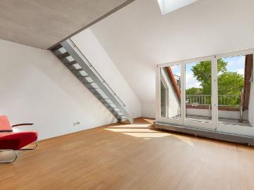 Charaktervolle und lichtdurchflutetet Dachgeschoss Maisonette mit Blick auf den Weißensee