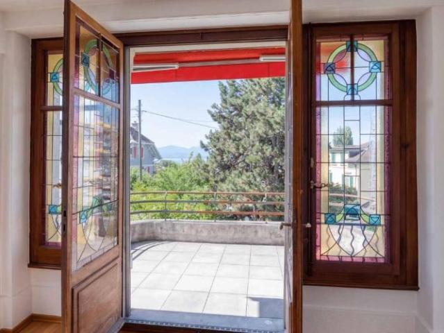 Charaktervolle Wohnung mit Balkon und Blick auf den Genfersee