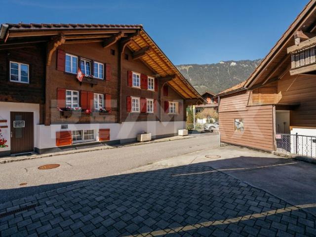 Charaktervolle Liegenschaft mit zwei Wohnebenen, grosszügigem Grundstück und viel Potenzial
