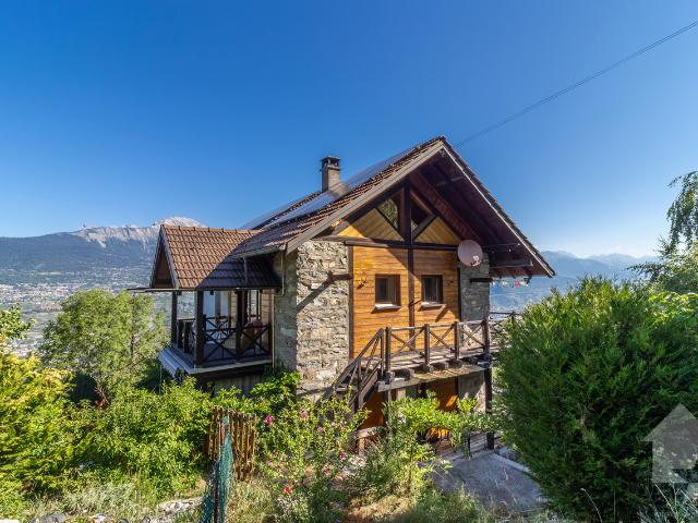 Charaktervolles Chalet mit zwei Wohnungen, mit Aussicht und idealer Lage