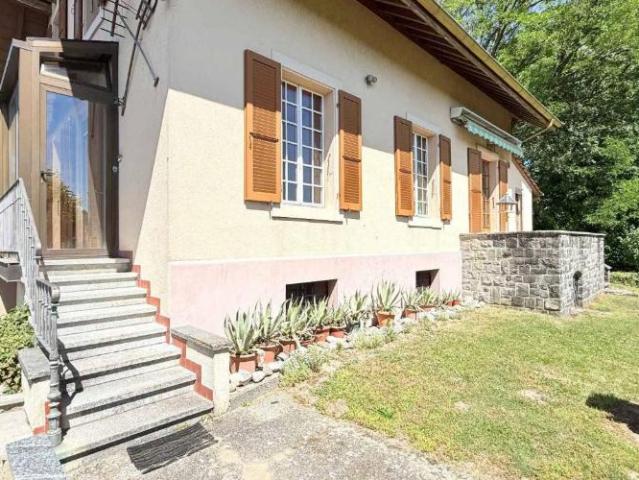 Charaktervolles Haus mit grossem Garten, nur wenige Schritte vom Neuenburgersee entfernt