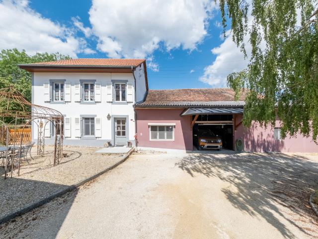 CHARAKTERVOLLES HAUS MIT ZWEI WOHNUNGEN UND NEBENGEBÄUDEN