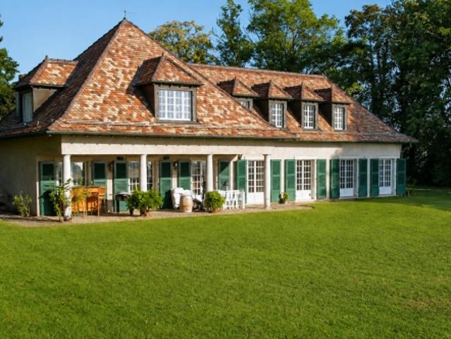 Charakterbasiertes Grundstück mit großem Garten und Seeblick