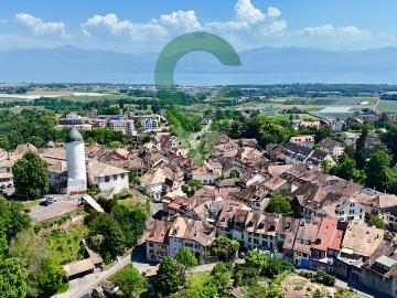 Charakteristisches Stadthaus mit 3 separaten Wohneinheiten