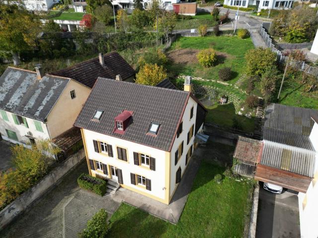 Charaktergebäude zum Renovieren Möglichkeit, 2 Wohnungen zu machen