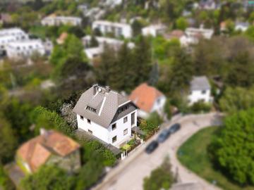 Charakterhaus mit großem Entwicklungspotenzial in begehrter Grünlage im Süden Wiens