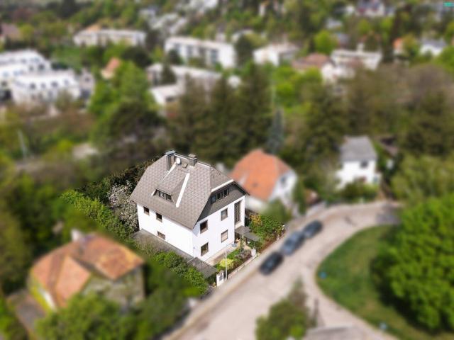 Charakterhaus mit großem Entwicklungspotenzial in begehrter Grünlage im Süden Wiens