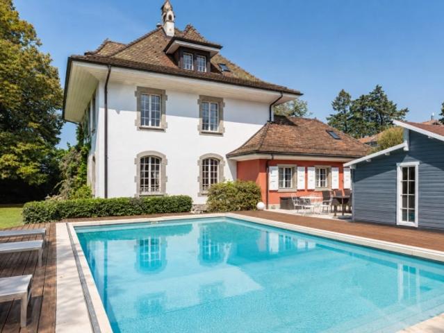 Charakterimmobilie mit Schwimmbad im Herzen einer grünen Umgebung