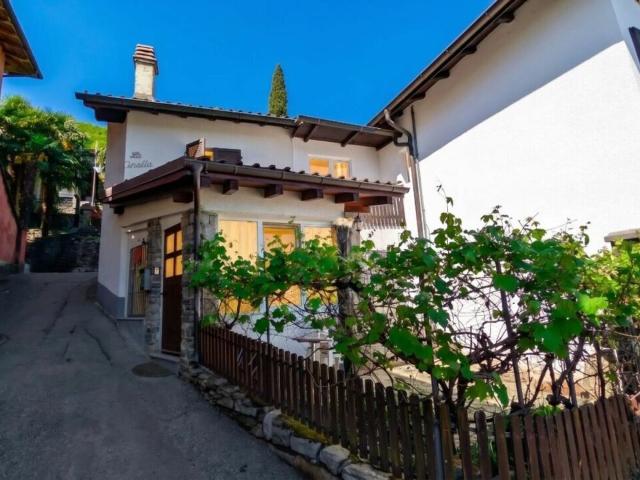 Charakteristisches renoviertes Rustiko mit Kamin und Terrasse im historischen Kern von Mondonico