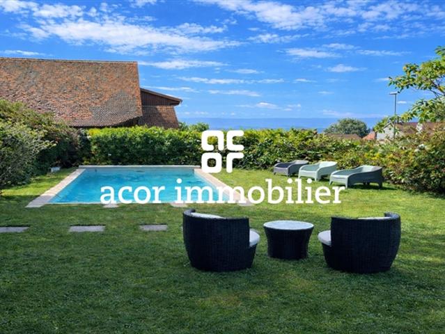 Charakteristisches Gebäude mit Garten, Pool und Mietertrag