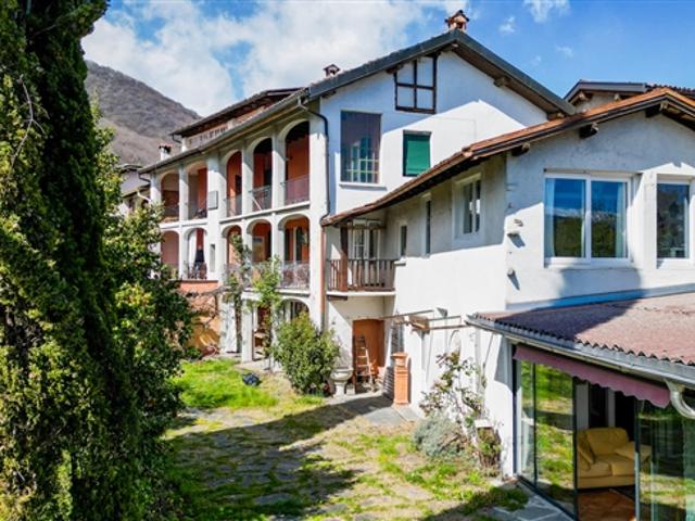 Charakteristisches Tessiner Haus im Grünen im Alto Malcantone