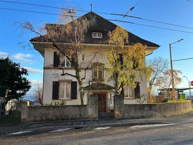 Charakteristisches Haus mit 3 Wohnungen mit Seeblick