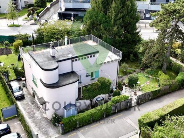 Charakteristisches Haus mit 2 Wohnungen in der Nähe von Tartegnin