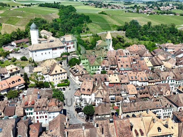 Charakteristisches Stadthaus mit 3 separaten Wohneinheiten