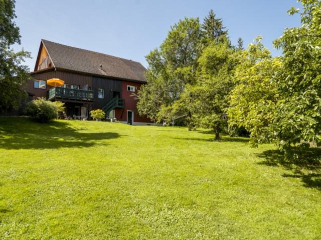 Charakteristisches Wohnhaus mit 4 Wohnungen