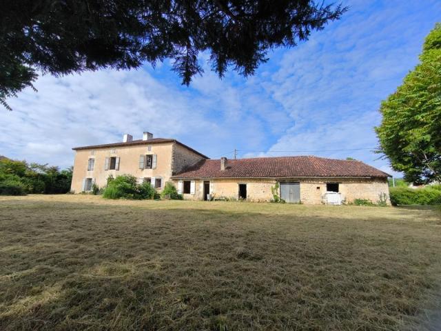 Charentaise à rénover entièrement 10 pièces VERTEUIL SUR CHARENTE 16