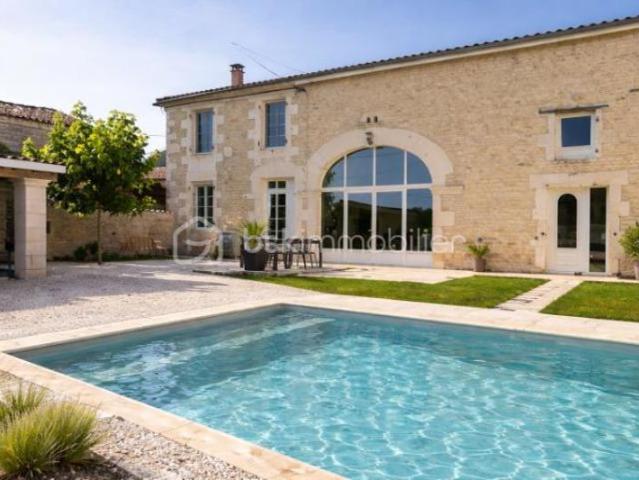 ? Charentaise de charme avec piscine et prestations haut de gamme – 217 m² ?