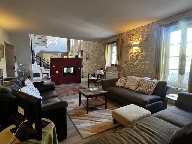 Charentaise de charme rénovée, 5 chambres, gîte, jardin pro