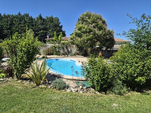 CHARENTAISE EN PIERRE DE TAILLE ET MOELLONS PISCINE