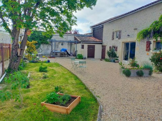 CHARENTE/AIGRE. Exclusivité: Maison en pierre rénovée de 195 m² avec jardin clos 1169 m² gite ou chambres d'hôtes
