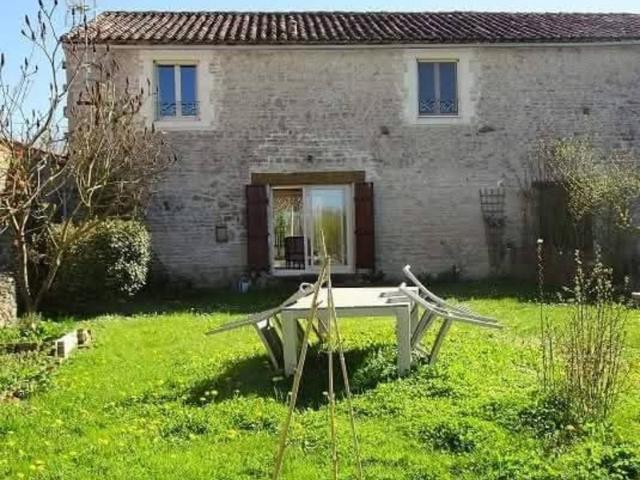 CHARENTE/AIGRE. Exclusivité: Maison en pierre rénovée de 195 m² avec jardin clos 1169 m² gite ou chambres d'hôtes