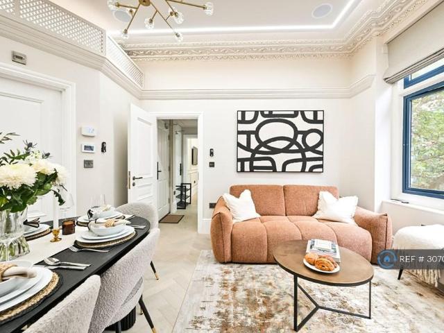 Charing Cross Road, London, WC2H 3 bed flat to rent £9,995 pcm £2,307 pw