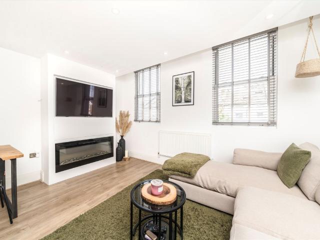 Charlmont Road, Tooting SW17, 3 bed flat to rent, £3,200 pcm | PrimeLocation