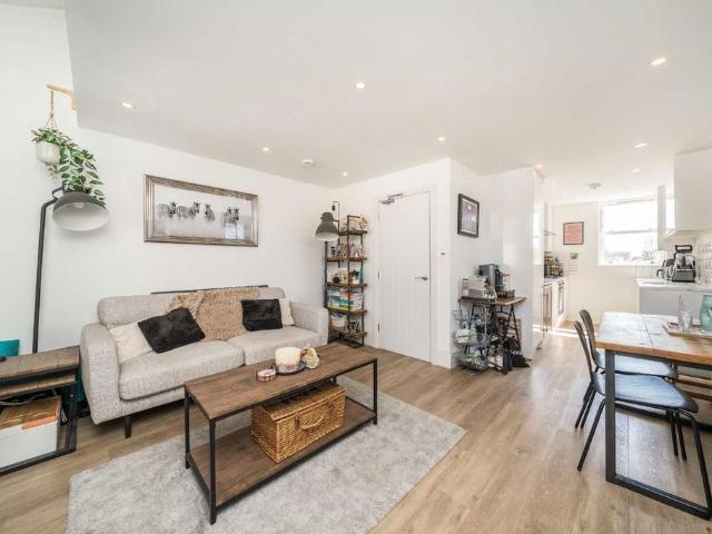 Charlmont Road, London SW17 3 bed flat to rent £3,200 pcm £738 pw