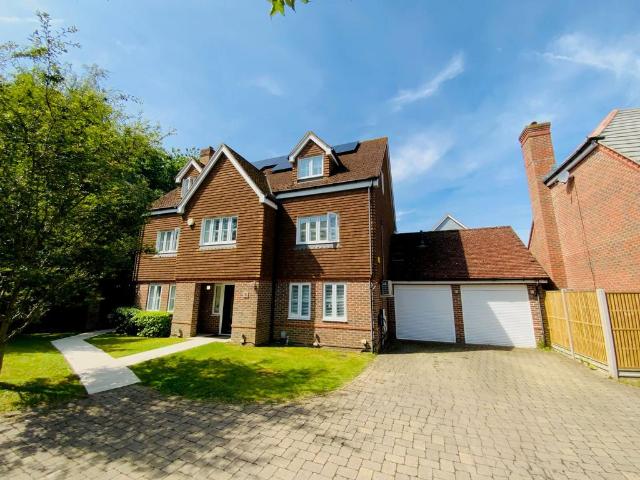 Charlotte Drive, Kings Hill, ME19 6 bed detached house to rent £3,200 pcm £738 pw