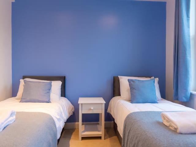Charlotte House: Central 2BR 2BATH Retreat – Sleep