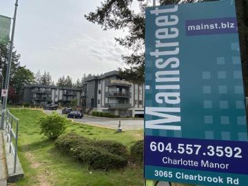 Charlotte Manor Apartments | 3065 Clearbrook Road