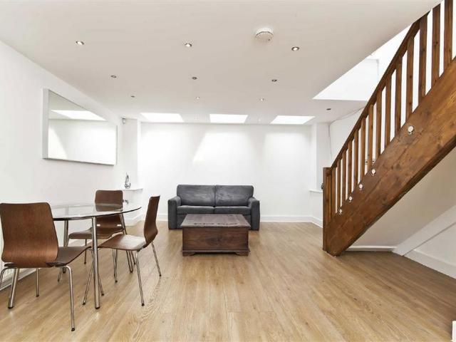 Charlotte Place, London W1T 1 bed flat to rent £2,999 pcm £692 pw
